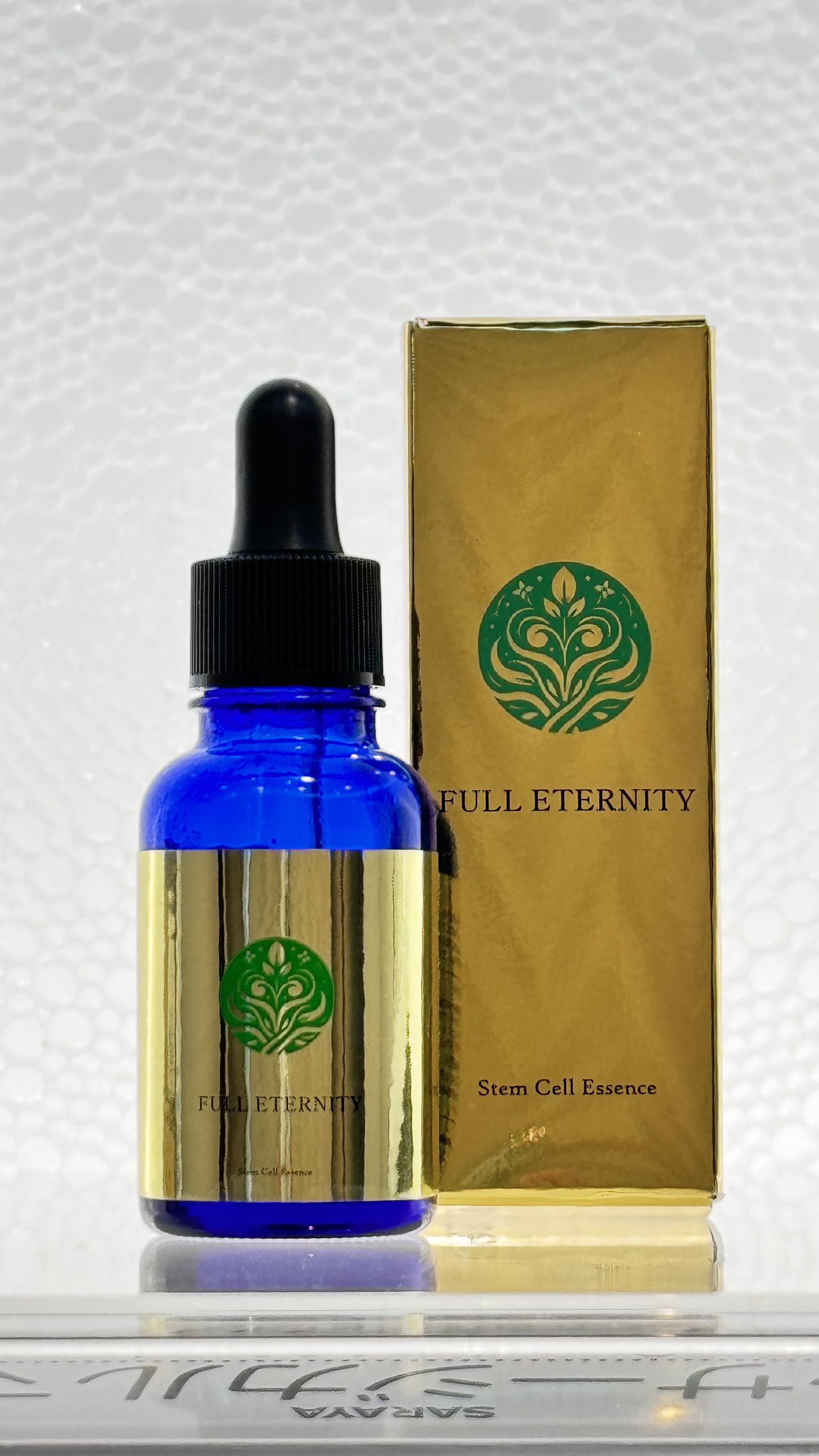 FULL ETERNITYの美容液ボトルと外箱