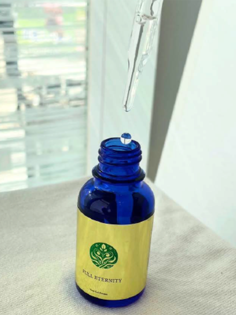 FULL ETERNITYの美容液ボトル